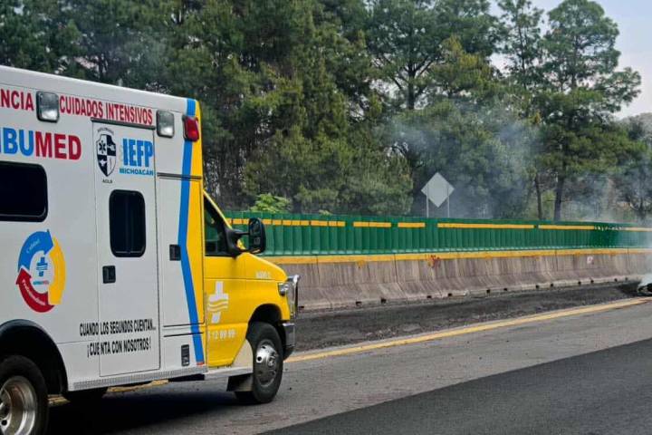 Motociclista derrapar en la Siglo XXI; la moto se incendia