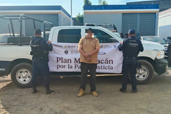 Vecinos de Taretan retienen a hombre señalado por secuestro virtual de un menor