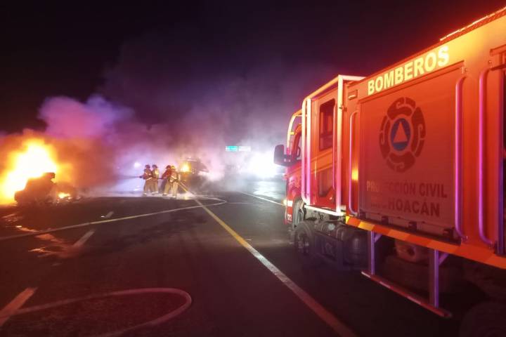 Se incendia tráiler pipa tras choque en la autopista Siglo XXI