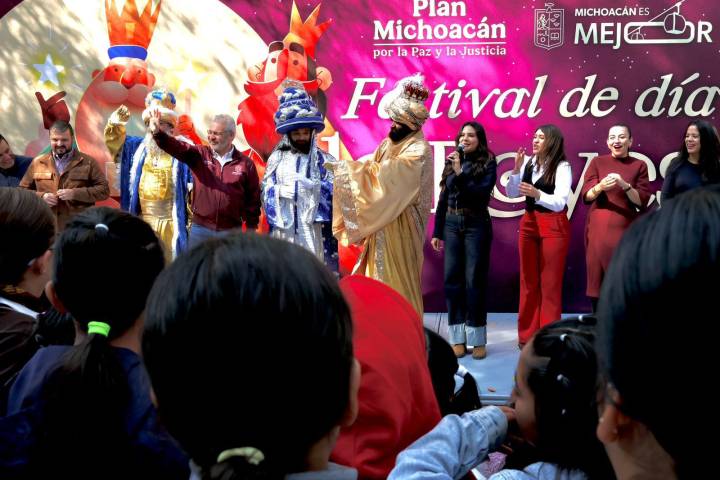 Con entrega de juguetes, celebra Bedolla el Día de Reyes en la Villa Navideña