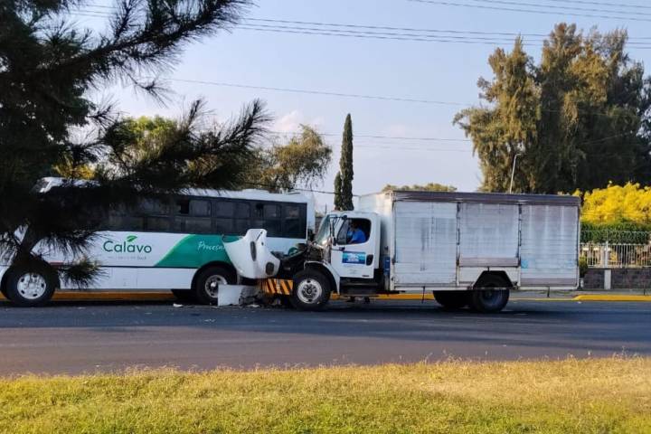 Aparatoso choque deja dos lesionados, sobre el Libramiento Oriente de Uruapan