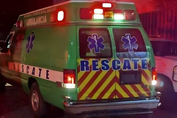 Grave motociclista tras ser impactado y arrollado por combi en Villa Magna, Morelia