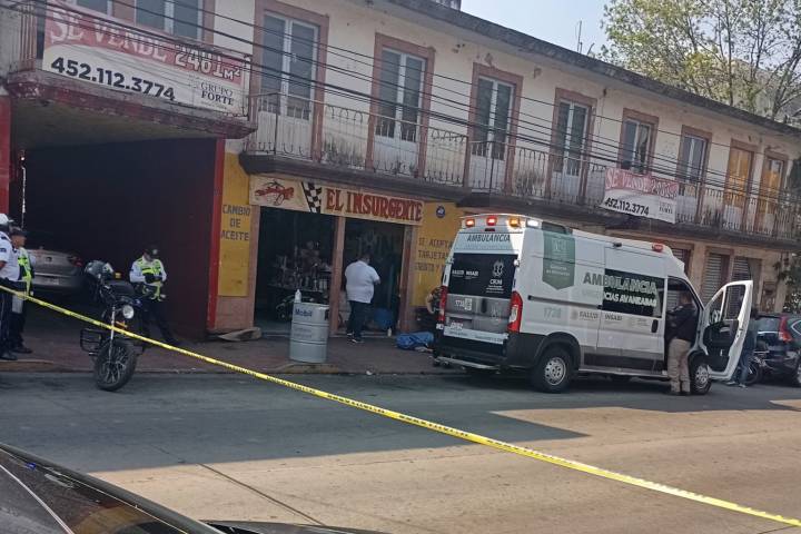 Fallece taxista en el Barrio La Magdalena de Uruapan; presumen infarto fulminante