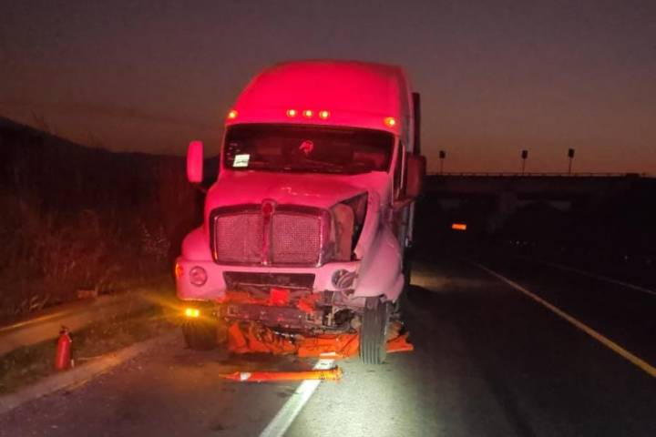Tractocamión sufre percance en la autopista Siglo XXI; no hubo lesionados graves