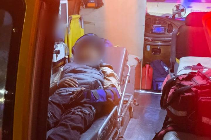 Adolescente herido al chocar su moto contra un taxi