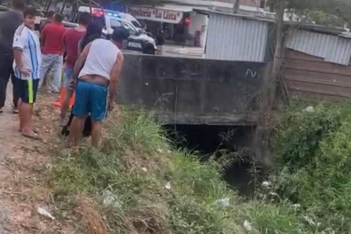 Localizan cadáver putrefacto en canal de aguas negras, en Las Guacamayas