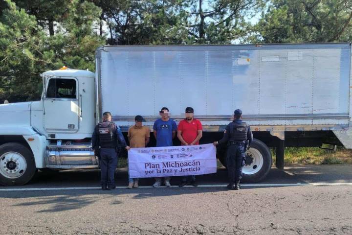 GC detiene a 3 uruapenses tras intento de asalto a camión aguacatero en la región de Pátzcuaro