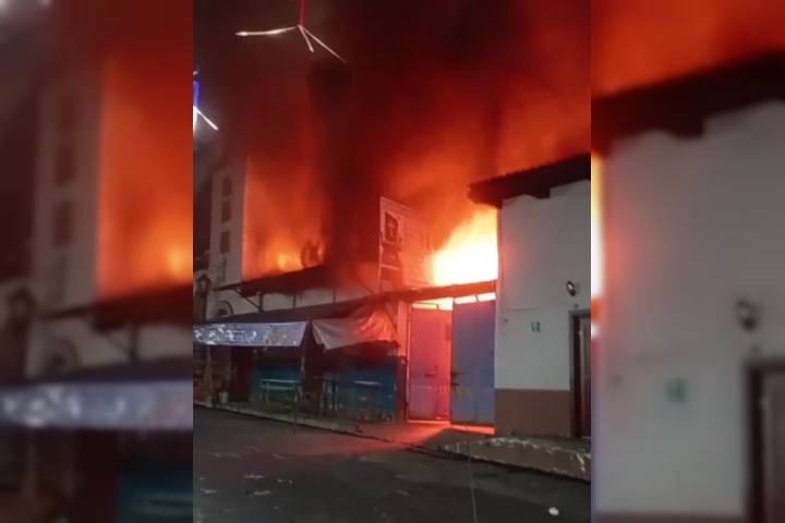 Voraz incendio arrasa con florería a un costado del templo de la Sagrada Familia, Uruapan