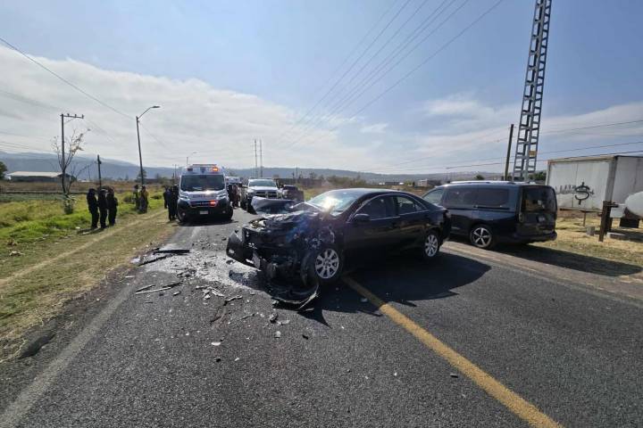 Se registra choque entre camioneta y auto en la Av. Cointzio; hay 3 heridos