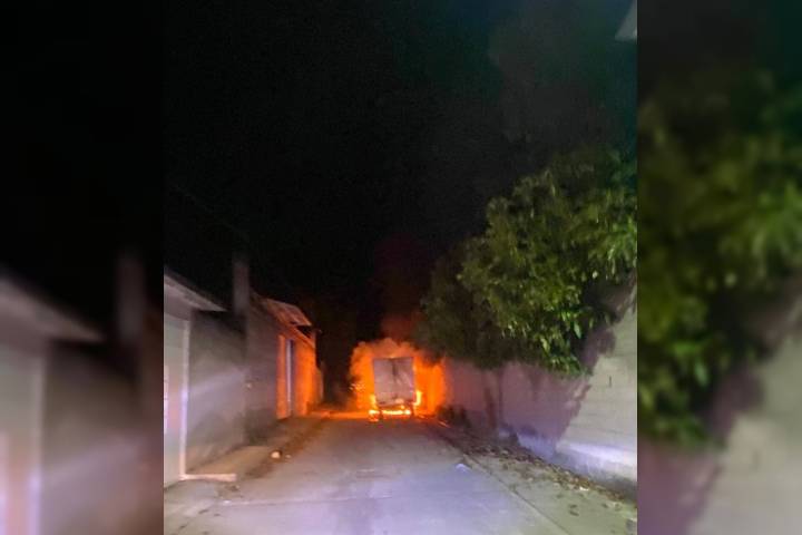 Arde camioneta en Zitácuaro
