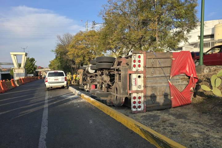 Vuelca camión torton en Calzada La Huerta, salida a Pátzcuaro