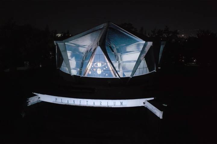 Gladyz Butanda supervisa pruebas para videomapping del Planetario de Morelia