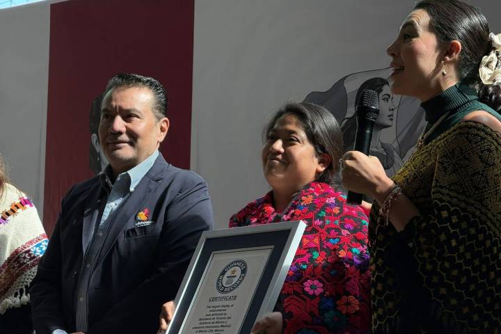 México conquista récord Guinness con bordados michoacanos y de todo el país: Sectur