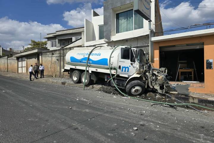 Se accidenta pipa de agua del municipio al poniente de Morelia