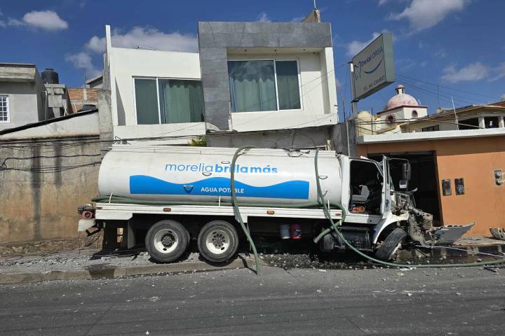 Se accidenta pipa de agua del municipio al poniente de Morelia
