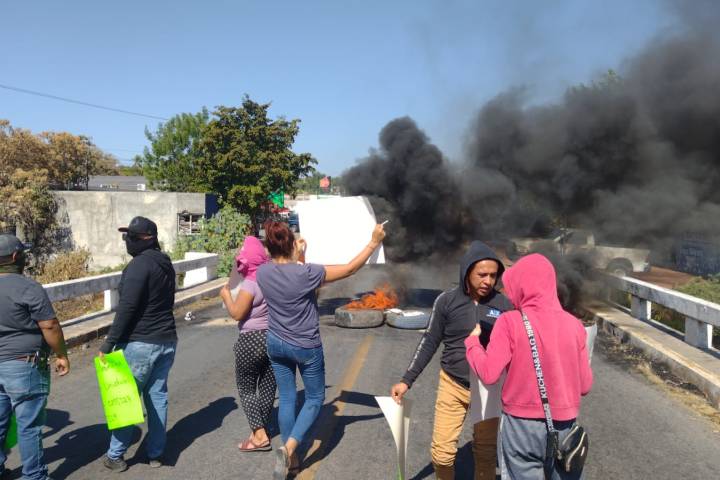 Tras hallazgo de 6 asesinados en "El Guayabo", se desatan bloqueos carreteros en Tierra Caliente