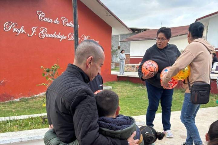 Julio César Conejo Alejos recorre Villa Morelos para fortalecer el contacto ciudadano y entregar regalos a las y los niños
