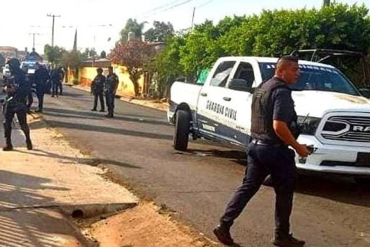 Marcan el alto a camioneta y desata ataque armado contra policías en Puruándiro; un agente herido