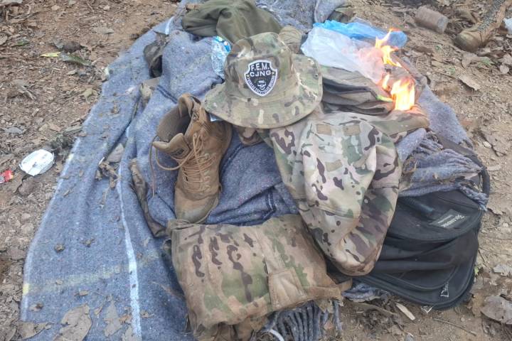 Aseguran arsenal, droga y destruyen campamentos criminales en operativos entre Apatzingán y Aquila