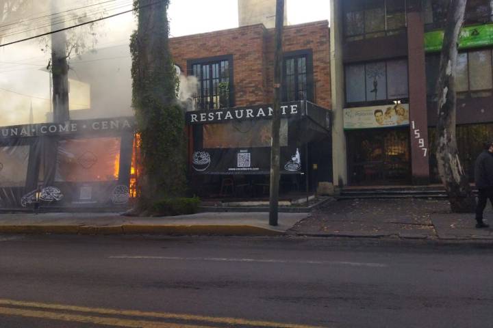 Se incendia área de terraza del restaurante Cocol, en Morelia