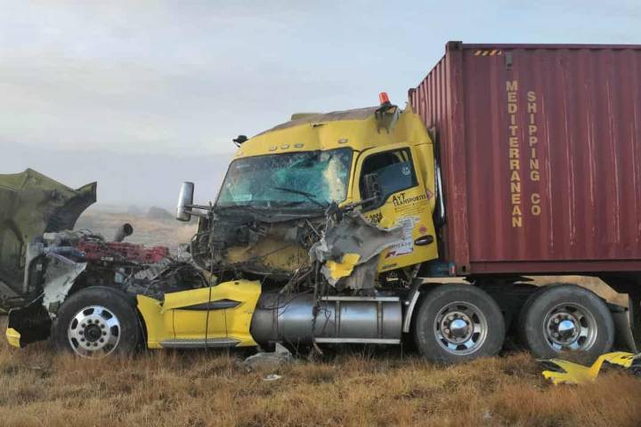 Carambola vehicular en la México-Guadalajara deja un civil muerto y nueve marinos heridos