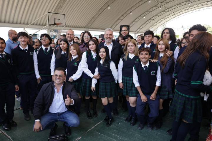 Michoacán corta brecha digital con internet gratuito para estudiantes: Bedolla