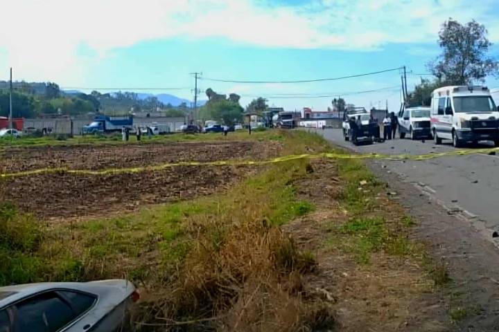 Mueren dos jóvenes tras choque entre moto y auto en Indaparapeo