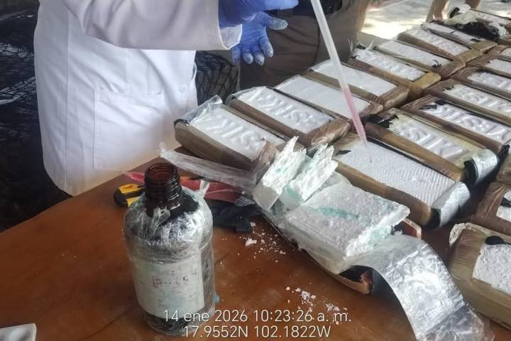 Marina incinera más de dos y media toneladas de cocaína en costas de Michoacán