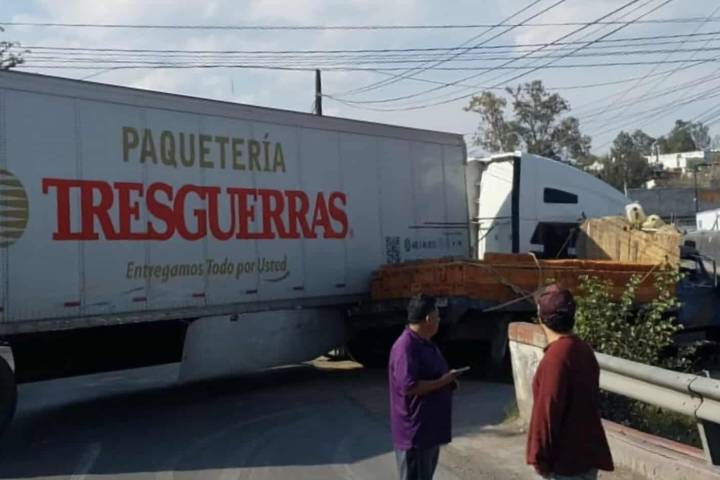 Tráiler de paquetería y camión ladrillero chocan en el periférico de Morelia