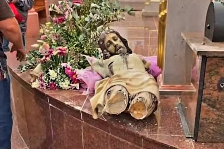 Enloquecido sujeto destroza mobiliario e imágenes religiosas en templo de Chavinda