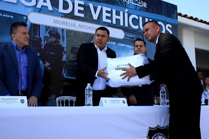 Refuerza Michoacán seguridad penitenciaria con entrega de unidades de traslado a penales