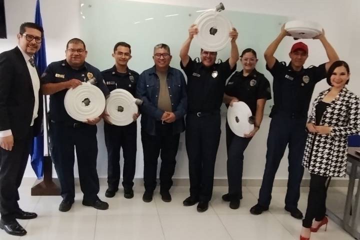 Amigos Empresarios de Michoacán dona equipo a Bomberos Voluntarios