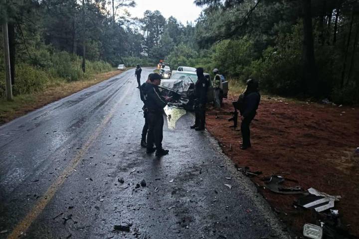 Choque entre 2 camionetas deja 3 heridos en la Tacámbaro-Pátzcuaro