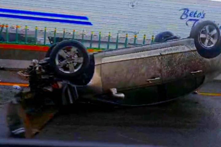Automovilista resulta herido tras volcadura en la Siglo XXI