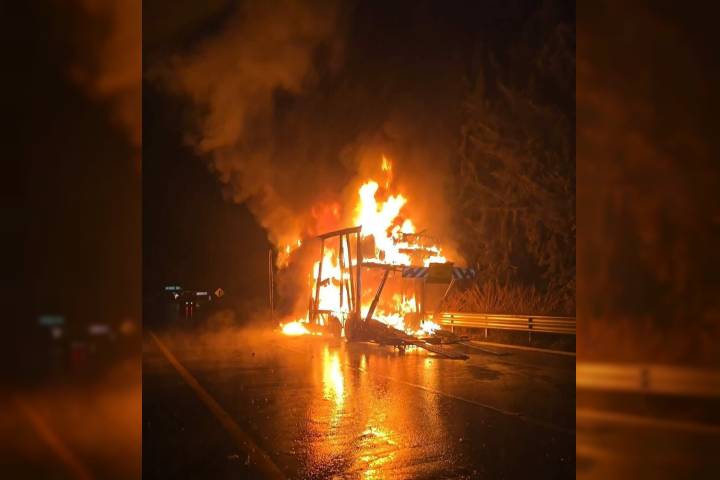 Sin lesionados tras incendio de camión nodriza en la Siglo XXI; las llamas consumieron vehículos nuevos