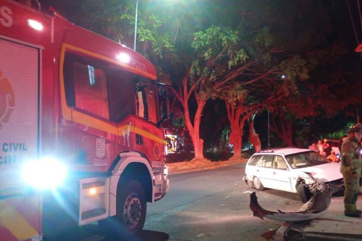 Choque volcadura de auto deja 2 personas heridas sobre avenida Solidaridad, en Morelia