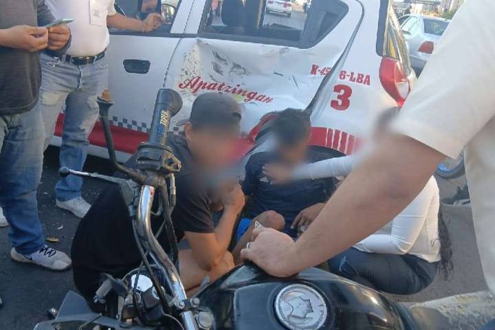 Motociclista resulta herido al cocar contra taxi, en Apatzingán