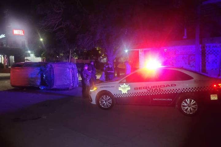 En su camioneta perseguía a sujetos que robaron una moto y termina volcado