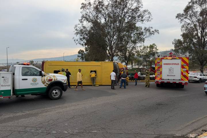 Camión Ruta Industrial vuelca tras chocar contra glorieta en Tres Marías; hay varios heridos