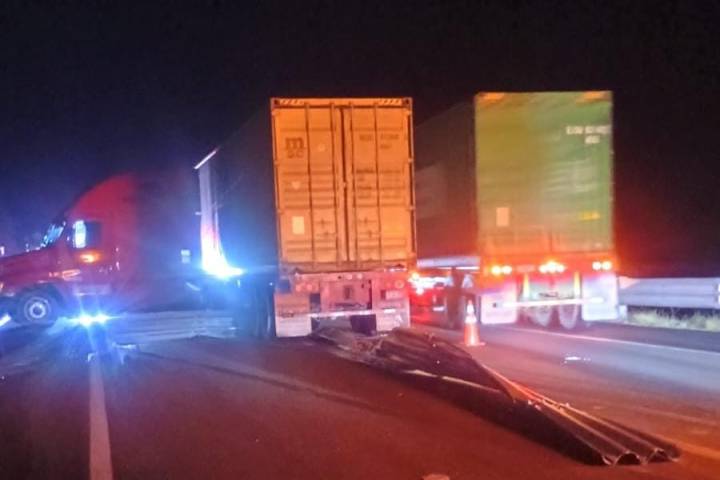 Dos accidentes de camiones de carga en distintos puntos de la Autopista Siglo XXI