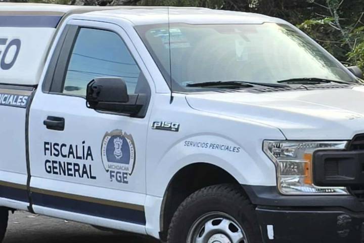 Se desbarranca camioneta en la Villa Madero-Carácuaro; mueren madre e hijo
