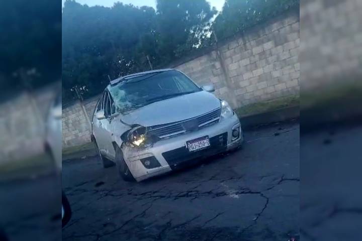 Hombre sale disparado tras volcar su auto, en Uruapan