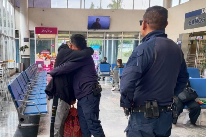 Guardia Civil auxilia a hombre desorientado en la carretera Morelia-Salamanca