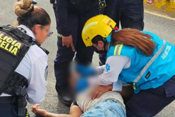 Sujeto se avienta de puente peatonal y queda malherido, en Calzada La Huerta
