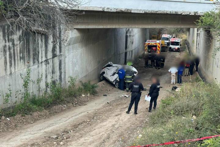 Vehículo cae de un puente en la México-Guadalajara; hay un muerto y un herido