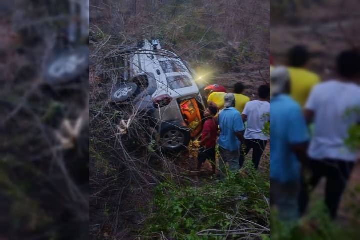 Camioneta cae a barranco tras choque contra moto en Huetamo; hay 4 heridos
