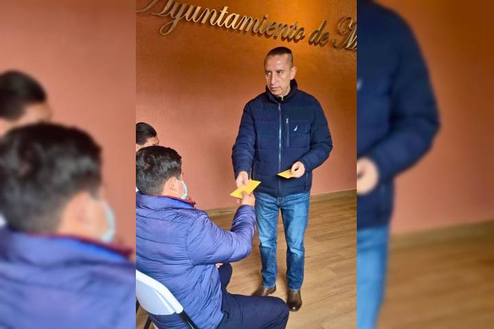 Julio César Conejo Alejos entregó becas a estudiantes de licenciatura y posgrado en Villa Morelos