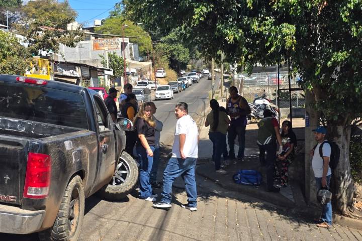 Chocan dos camionetas en el Libramiento Sur de Tacámbaro