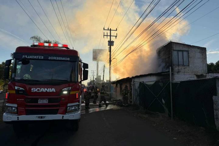 Arde inmueble en la colonia Ana María Gallaga, Morelia