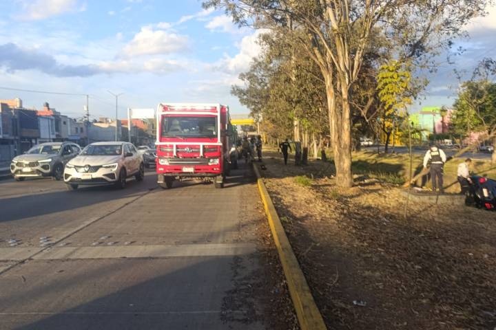 Se accidenta automovilista en el periférico de Morelia, cerca del Estadio Morelos